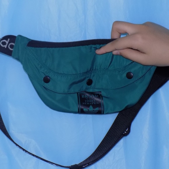 Evergreen Authentic Adidas Fannypack - Picture 2 of 4